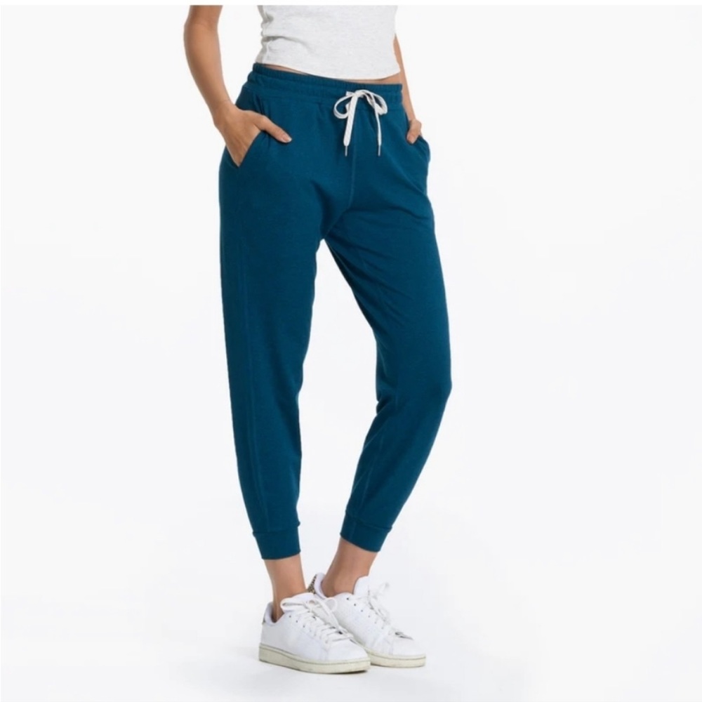 NWT- Vuori Cosmo Heather in XS. Tags are on except the price. Bought wrong size.